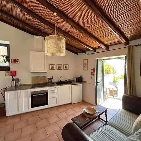 Casa Na Colina : The And The Long House * São Brás de Alportel